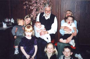 Robert plus âgé, assis au milieu de ses huit arrière-petits-enfants.