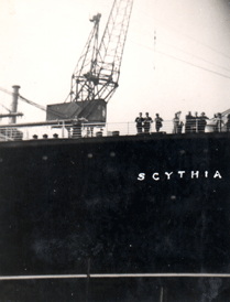 Photo du côté avant du navire avec le nom Scythia clairement visible.