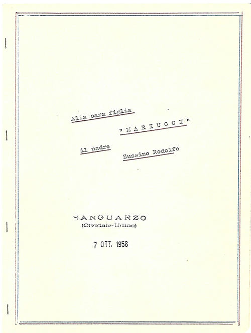Page blanche avec bordure de lignes noires avec quatre agrafeuses et quelques timbres avec date.