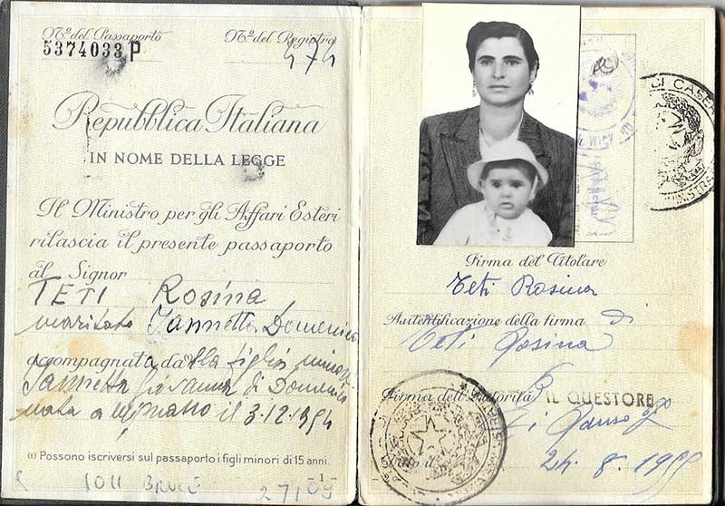 Vieux passeport de femme et de bébé.