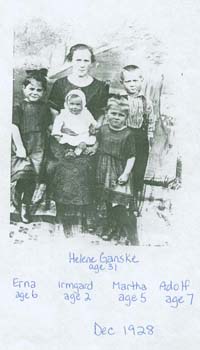 Très vieille photographie montrant une mère et quatre enfants, datée de décembre 1928.