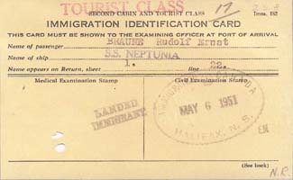 Ancien document jaune qui lit la carte d’identité de l’immigration.