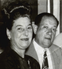 Femme et homme photographiés, souriant latéralement à la caméra.