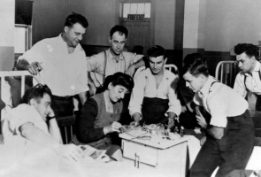 Sadie avec des hommes dans une chambre d’hôpital à Camp Hill.