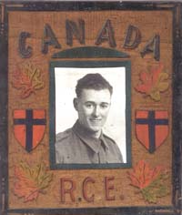 Portrait du jeune Clarence, encadré en couleurs vives avec des écussons et les mots Canada et RCE.