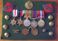 Assortiment de médailles, d’épinglettes, d’insignes et d’insignes d’épaule appartenant à Clarence.