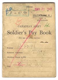 Vieille page jaunie prise dans Canadian Soldier's Pay Book.