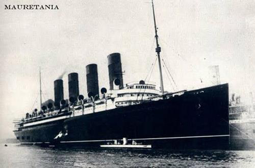 Photo en noir et blanc du navire du côté avant avec Mauretania écrit sur le coin supérieur gauche.