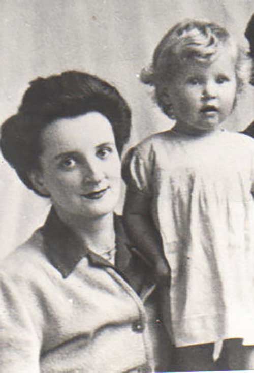 Une femme assise avec une jeune enfant sur ses genoux.