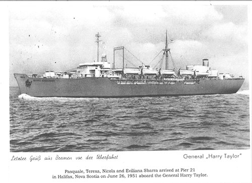Une vieille carte postale représentant un navire de 1951 en haute mer.