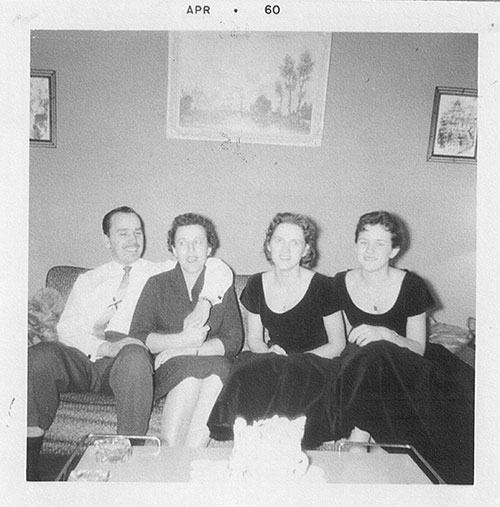 Mes parents ont fait en sorte que j'aie pu immigrer et les rejoindre au Canada. Les voici, avec ma sœur Elizabeth à ma droite.