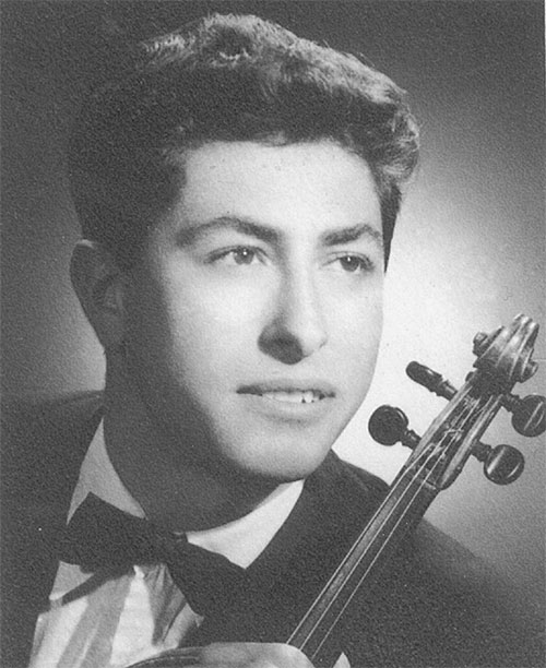 Un portrait facial d’un jeune homme, le cou d’un violon peut être vu à côté de lui.
