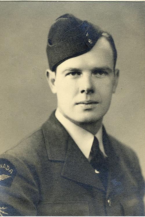 Portrait d’un jeune homme en uniforme militaire.