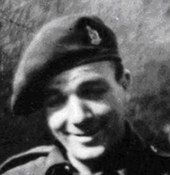 Photographie en noir et blanc du jeune Charles portant son béret militaire.