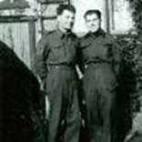 Vieille photo de deux jeunes soldats en uniforme, étant debout côte à côte
