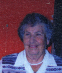 Photo récente et colorée de Gladys plus âgés, portant du bleu et des perles.