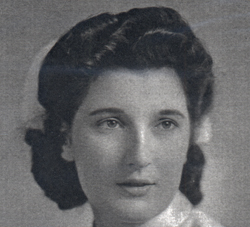 Vieille photo de la jeune Gladys en bonnet d’infirmière.