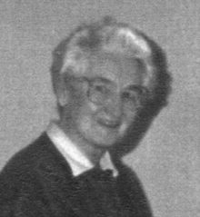 Photo en noir et blanc du vieux Gladys, portant des lunettes.