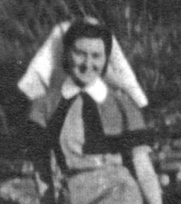 Photo floue du jeune Gladys, portant un habit et une wimple.