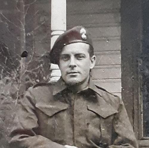 Image d’archives d’un jeune homme en uniforme militaire.