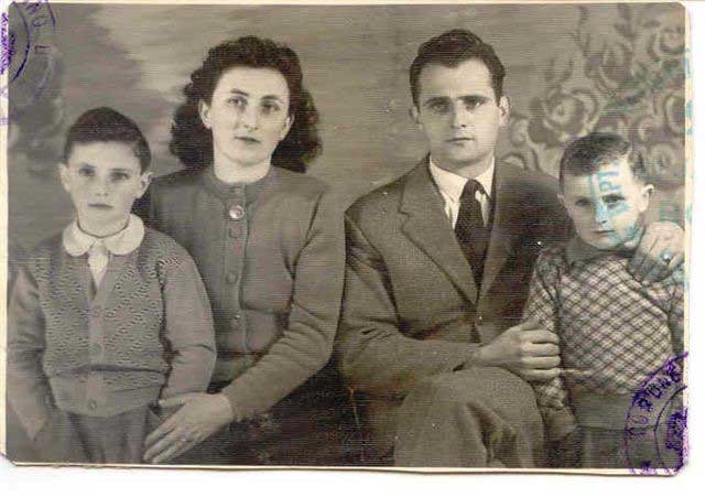 Photo d’homme, de femme et de deux enfants.
