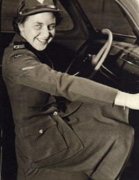 La jeune Catherine en tenue militaire, assise au volant d’une jeep de l’armée.