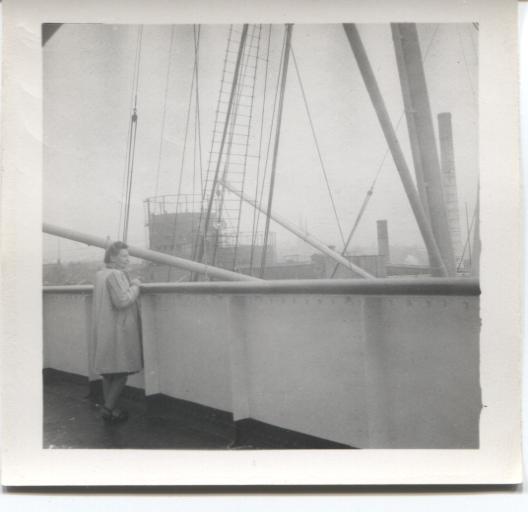 Femme sur la rampe du navire.