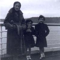 Femme avec deux enfants debout contre la rambarde du navire, Scythia.