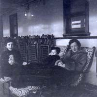 Femme assise avec deux enfants sur des chaises longues à bord du navire, Scythia.