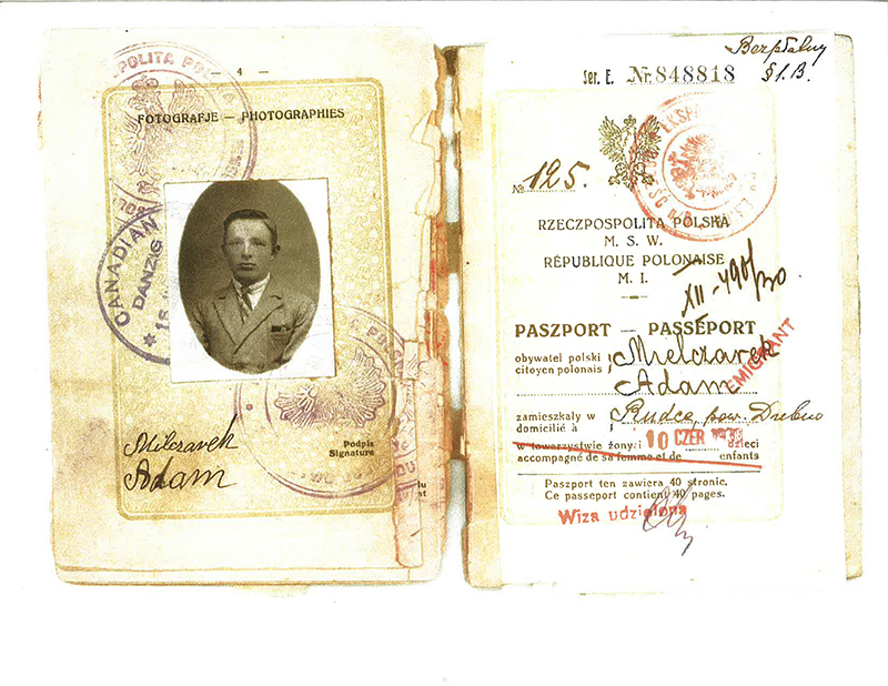 Vieux passeport avec photo de jeune homme.