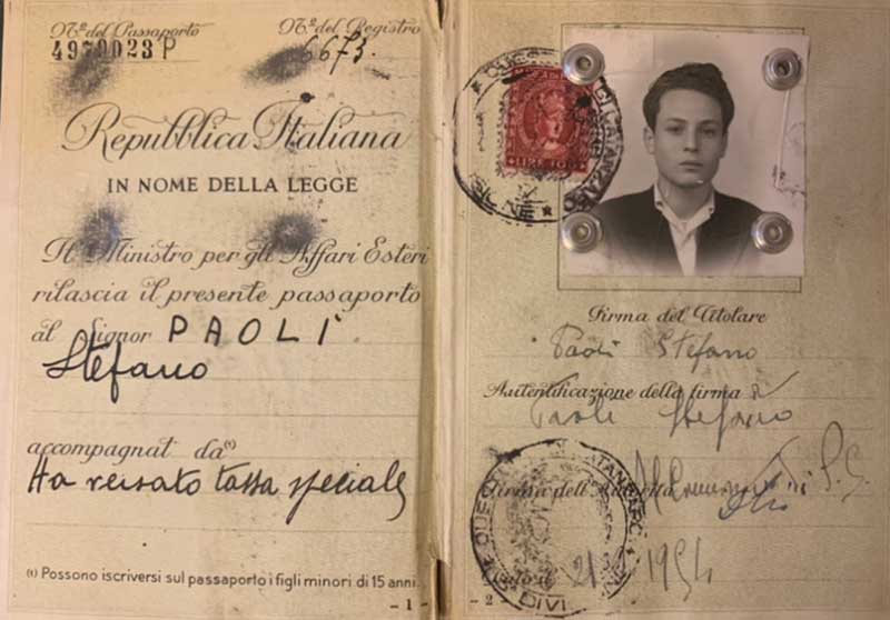 Un vieux passeport avec une photo d’un jeune homme et des timbres d’immigration.