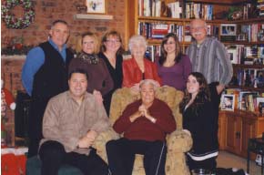 Photo couleur récente de plusieurs membres de la famille Kucha.