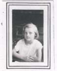 Portrait de Margaret enfant, en robe blanche.