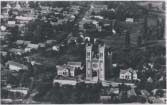 Vue aérienne d’une ville hongroise avec les tours d’une église bien visibles.