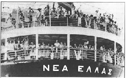 Photo d’un navire avec de nombreuses personnes agitant des ponts et l’écriture grecque sur le côté.
