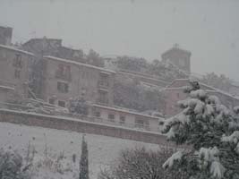 Ville en Italie sous un manteau de neige. 