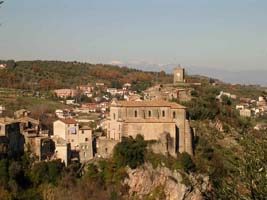 Vue aérienne d’une magnifique ville dans les collines en Italie. 