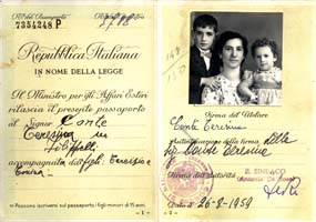Page de la photographie d’un passeport italien montrant une femme avec un petit garçon et une fille encore bébé.