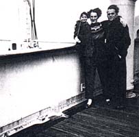 Photo d’un homme, d’une femme et d’un petit enfant sur le pont du navire.