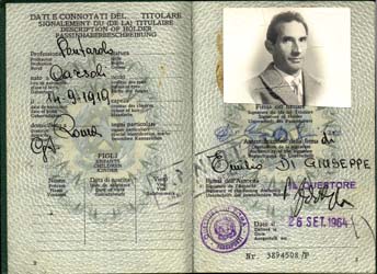 Ancien passeport italien ouvert à la page photo de Emilio Di Giuseppe.
