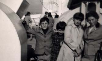 Membres de la famille photographiés à bord du navire.