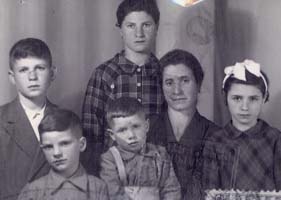 Photo plus ancienne en noir et blanc de la mère et de cinq enfants.