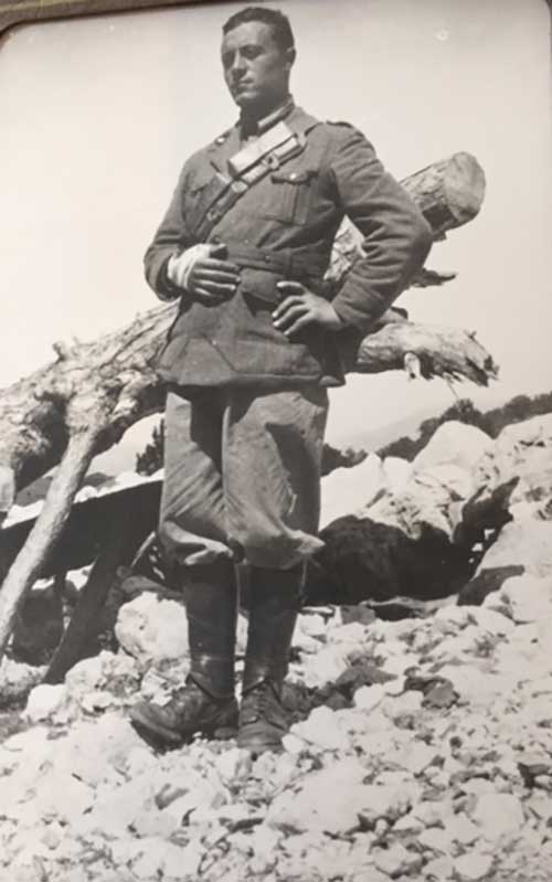 Photo d’archives d’un soldat debout avec une main sur la hanche et l’autre enveloppée de bandages.