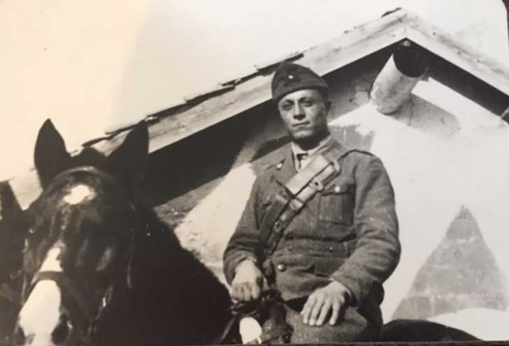 Photo d’archives d’un soldat assis sur un cheval.