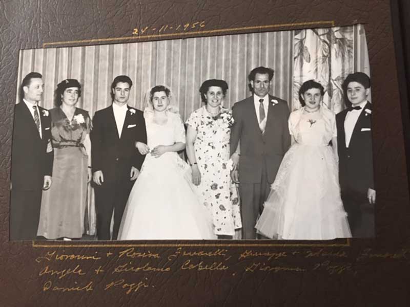 Photo de mariage avec les mariés entourés de trois couples.