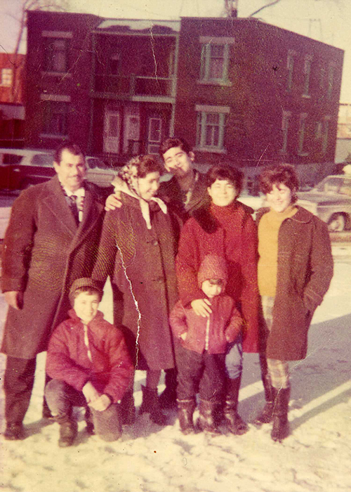 Sept membres de la famille, debout sur la rue enneigée.