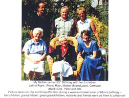 Photo de jardin de femme âgée dans une chaise en osier entourée par la famille.