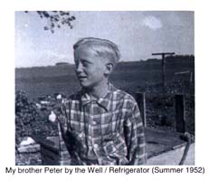 Jeune garçon blond en chemise à carreaux, debout devant un puits. 