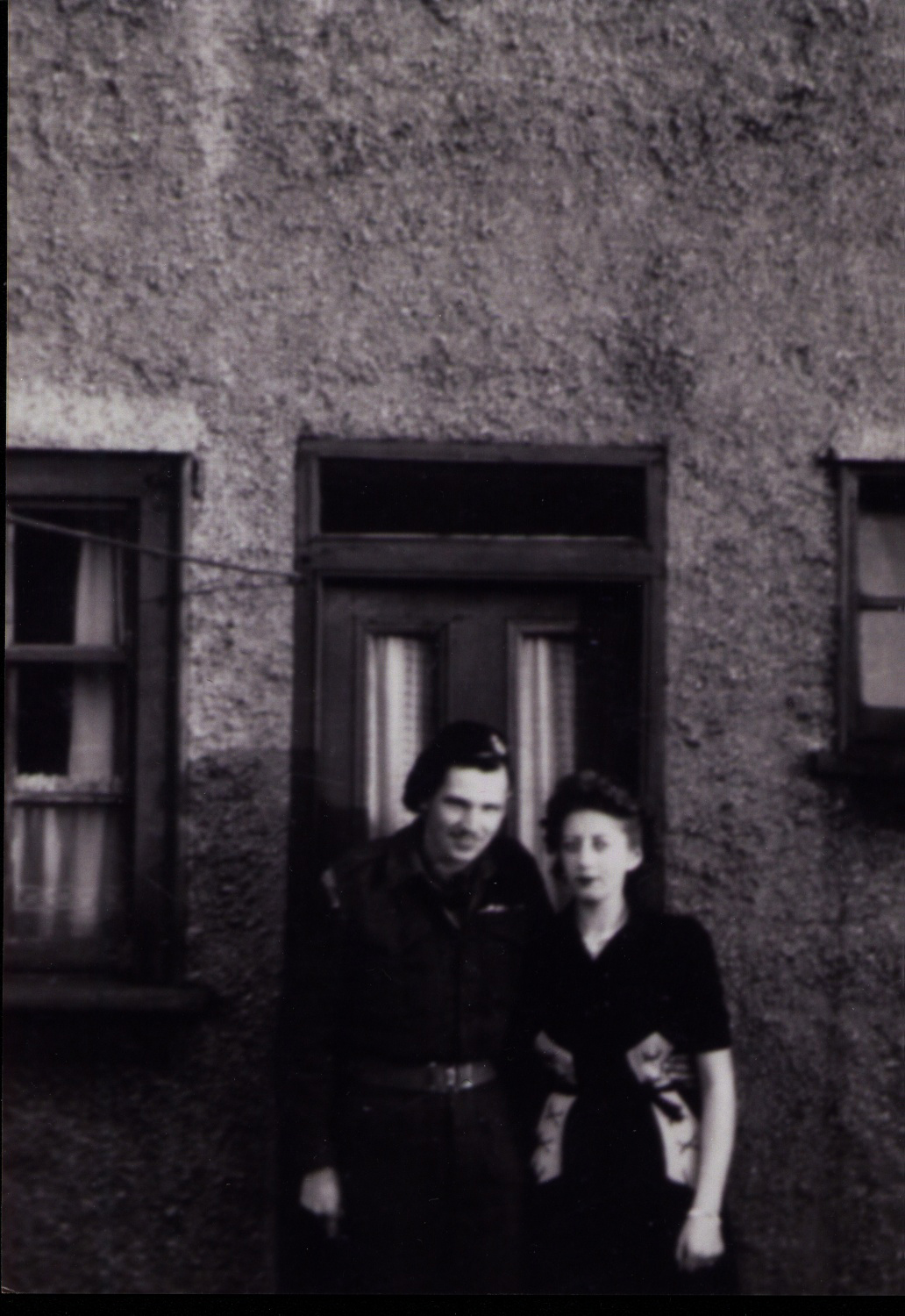 L'homme et la femme debout en face du bâtiment 