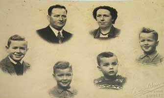 Photos de membres de la famille enregistrées sur une feuille de papier.